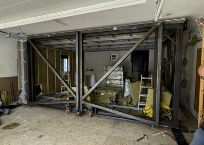 Táto oceľová konštrukcia tvorí nosný rám pre zvukovú izoláciu. Na OK sú umiestnené dvere každá o hmotnosti 1000 kg